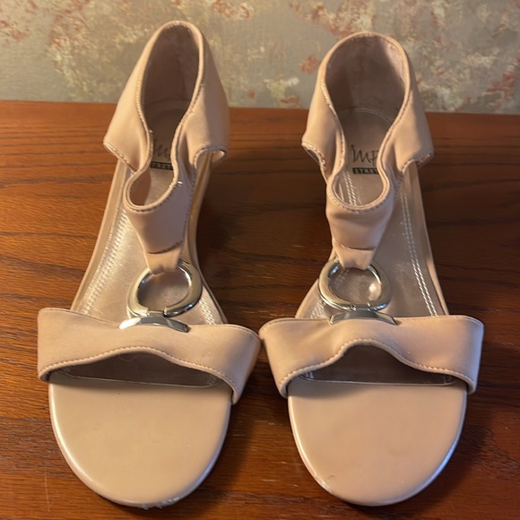 Impo stretch sandals. Nude color Size 9M. No marks or scuffs. - Picture 2 of 7